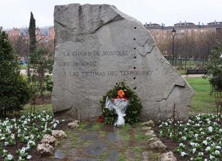 Móstoles rindió homenaje a las vÃctimas del terrorismo del 11-M Móstoles rindió homenaje a las vÃctimas del terrorismo del 11-M