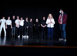 Los estudiantes del IES Rayuela de Móstoles representaron una obra contra la violencia de género Los estudiantes del IES Rayuela de Móstoles representaron una obra contra la violencia de género