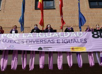 Móstoles sale a la calle para pedir igualdad de derechos entre hombres y mujeres Móstoles sale a la calle para pedir igualdad de derechos entre hombres y mujeres