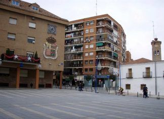 Móstoles cuenta con nueva ordenanza de plusvalía Se aprobó esta semana en una cita extraordinaria del Pleno. Móstoles cuenta con nueva ordenanza de plusvalía. La famosa Plusvalía tendrá modificaciones en Móstoles. La nueva ordenanza establece dos fórmulas diferentes para calcular la base imponible del impuesto que se aplica a cualquier transmisión patrimonial dentro del municipio. El ciudadano podrá elegir la que más le beneficie a la hora de pagar la plusvalía. Además, no estará sujeto al impuesto en las transmisiones de terrenos si se constata que no existe un incremento entre el valor de adquisición y el valor de la venta. Móstoles cuenta con nueva ordenanza de plusvalía. La nueva ordenanza incluye también una modificación en las bonificaciones en las transmisiones por fallecimiento del titular de la propiedad (“mortis causa”). Hasta ahora, para poder beneficiarse de una bonificación de hasta un 95%, los herederos debían esperar 5 años para proceder a la venta del inmueble. La modificación del artículo 10 de la ordenanza permitirá que se pueda vender el inmueble si ha sido la vivienda habitual durante 3 años tras el fallecimiento del titular. Además se permite que en determinados casos no se pague este impuesto como puede ser las hijas e hijos, menores o personas con discapacidad de mujeres asesinadas por violencia de género, sujetos a patria potestad, tutela o con medidas de apoyo. La plusvalía municipal es como se conoce al “Impuesto sobre el Incremento de Valor de los Terrenos de Naturaleza Urbana, IIVTNU. Se trata de un impuesto municipal que grava el incremento de valor de los terrenos de naturaleza urbana en el momento en el que se transmiten. Las transmisiones que dan lugar a la plusvalía municipal son la venta de un inmueble, su donación, su legado o herencia. Se calcula mediante la diferencia entre el valor de adquisición del terreno y el valor de venta. El pasado mes de marzo el Consejo Social de Móstoles ya se mostró a favor de la modificación que proponía el Ejecutivo Local. Una modificación que es posible gracias a el Real Decreto-ley 26/2021 de 8 de noviembre establece que los Ayuntamientos que tienen el Impuesto sobre el Incremento de Valor de los Terrenos de Naturaleza Urbana ajusten las ordenanzas fiscales a su contenido.