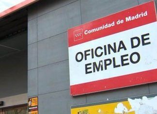 El paro se reduce en Móstoles en 350 personas en abril Desciende ligeramente el paro en Móstoles durante el mes de abril