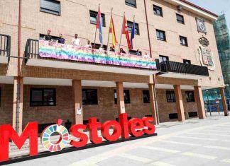 La bandera arcoíris ya luce en Móstoles La bandera arcoíris ya luce en Móstoles