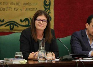 Ironía, críticas, lamentos y ataques desde la izquierda de Móstoles al cambio de Mirina Cortés por Bautista Ironía, críticas, lamentos y ataques desde la izquierda de Móstoles al cambio de Mirina Cortés por Bautista