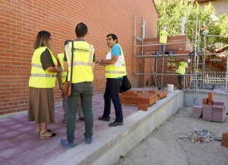 La alcaldesa de Móstoles visita las obras de los colegios Vicente Aleixandre y Juan Pérez Villamil