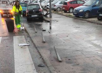 Se estrella contra otros vehículos aparcados y provoca daños en el mobiliario urbano en Móstoles Se estrella contra otros vehículos aparcados y provoca daños en el mobiliario urbano en Móstoles