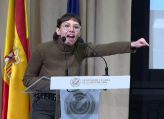 Elisa la vecina de Móstoles que acaparó los focos frente a Isabel Díaz Ayuso en Ciencias de la Información Elisa la vecina de Móstoles que acaparó los focos frente a Isabel Díaz Ayuso en Ciencias de la Información