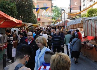 El Mercado Goyesco será otra vez lugar de encuentro, ocio y compras en las Fiestas de Móstoles Con 130 puestos que llenarán de color el centro de Móstoles. El Mercado Goyesco será otra vez lugar de encuentro, ocio y compras en las Fiestas de Móstoles.