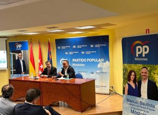 Juanma Moreno, presidente de Andalucía, estará en Móstoles apoyando a Manuel Bautista Juanma Moreno, presidente de Andalucía, estará en Móstoles apoyando a Manuel Bautista