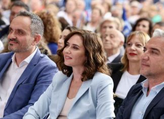 Isabel Díaz Ayuso y Cayetana Álvarez de Toledo de campaña electoral en Móstoles Isabel Díaz Ayuso y Cayetana Álvarez de Toledo de campaña electoral en Móstoles