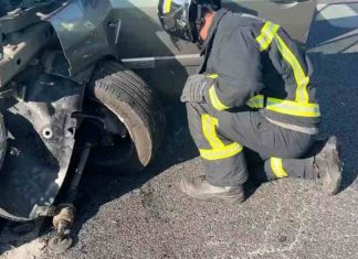 Una mujer de 41 años liberada de los restos de su vehículo en Móstoles En un accidente en el kilómetro 17,400 de la A5. Una mujer de 41 años liberada de los restos de su vehículo en Móstoles. El fin de semana llegó a su final en Móstoles con un importante accidente de tráfico en Móstoles. En concreto en la A5 en el kilómetro 17,400 de dicha carretera en sentido salida. Al lugar del accidente tuvieron que acudir los servicios sanitarios de emergencia y también los bomberos. Estos últimos tuvieron un trabajo determinante. Los bomberos liberaron entre los restos de su vehículo a una mujer de 41 años que había quedado atrapada tras una colisión con otro turismo en el término de Móstoles. Una vez liberada, esta mujer fue estabilizada y trasladada al hospital como paciente potencialmente grave. Una mujer de 41 años liberada de los restos de su vehículo en Móstoles. Según fuentes de la agencia EFE como consecuencia del accidente, que está siendo investigado por la Guardia Civil, la única mujer herida ha sufrido probable fractura en clavícula izquierda y en varias costillas, así como traumatismo torácico. La mujer fue trasladada al Hospital Rey Juan Carlos de Móstoles. El accidente provocó problemas en el tráfico y al lugar de los hechos acudieron patrullas de la Guardia Civil, ambulancias del SUMMA 112 y los Bomberos de la Comunidad de Madrid. Una intervención de mucho mérito en un accidente grave en la A5.