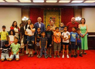 Trece niños y niñas saharauis pasan su verano en Móstoles Trece niños y niñas saharauis pasan su verano en Móstoles