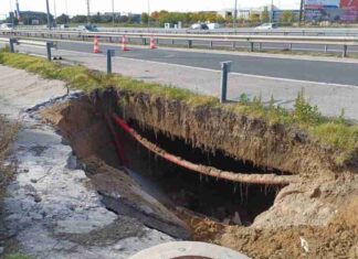 Socavón en la A5 a la altura de Móstoles Socavón en la A5 a la altura de Móstoles