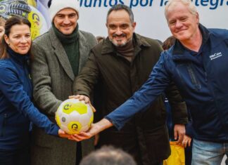 Iker Casillas apoya y apadrina la integración de los jóvenes en la Court Cruyff de Móstoles Iker Casillas apoya y apadrina la integración de los jóvenes en la Court Cruyff de Móstoles