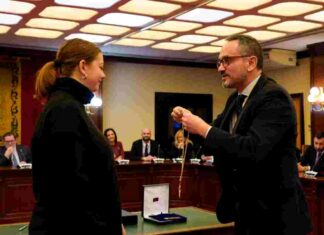 Luna Reyes recibe la medalla de oro de Móstoles Luna Reyes recibe la medalla de oro de Móstoles