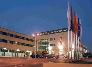 El acalde de Móstoles se enfada por el traslado de 230 inmigrantes al Hotel La Princesa Móstoles se enfada por el traslado de 230 inmigrantes al Hotel La Princesa