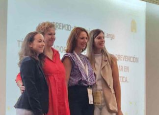 El Centro de Salud Alcalde Bartolomé González de Móstoles ha recibido el premio a la mejor comunicación corta El Centro de Salud Alcalde Bartolomé González de Móstoles ha recibido el premio a la mejor comunicación corta