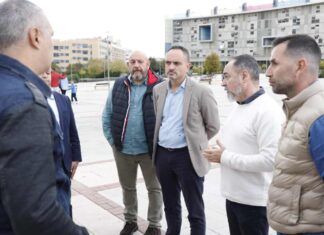 Tratando los problemas del PAU-4 de Móstoles entre los vecinos y el alcalde Tratando los problemas del PAU-4 de Móstoles entre los vecinos y el alcalde