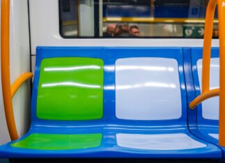 La explicación a los nuevos asientos verdes del Metro visibles en Móstoles La explicación a los nuevos asientos verdes del Metro visibles en Móstoles