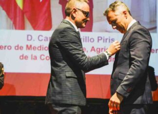 Carlos Novillo recibe la Medalla de la Policía Municipal de Móstoles Carlos Novillo recibe la Medalla de la Policía Municipal de Móstoles