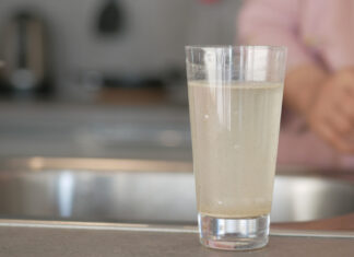 Vecinos de Móstoles alertan sobre la salida de agua turbia del grifo en sus viviendas Vecinos de Móstoles alertan sobre la salida de agua turbia del grifo en sus viviendas