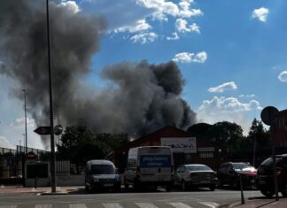 Incendio en MĂłstoles moviliza a bomberos y policĂa Incendio en MĂłstoles moviliza a bomberos y policĂa