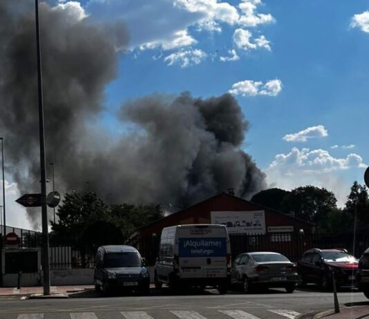 Incendio en Móstoles moviliza a bomberos y policÃa Incendio en Móstoles moviliza a bomberos y policÃa
