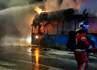 Aparatoso incendio de un autobĂşs de la EMT en MĂłstoles: ocurriĂł junto a la Plaza de Toros Aparatoso incendio de un autobĂşs de la EMT en MĂłstoles: ocurriĂł junto a la Plaza de Toros