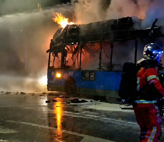 Aparatoso incendio de un autobús de la EMT en Móstoles: ocurrió junto a la Plaza de Toros Aparatoso incendio de un autobús de la EMT en Móstoles: ocurrió junto a la Plaza de Toros