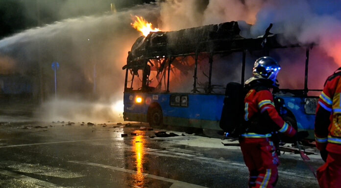 Aparatoso incendio de un autobús de la EMT en Móstoles: ocurrió junto a la Plaza de Toros Aparatoso incendio de un autobús de la EMT en Móstoles: ocurrió junto a la Plaza de Toros