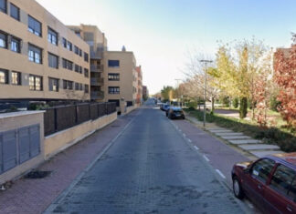 Vecinos del PAU-4 de Móstoles denuncian el uso de las aceras como zonas de aparcamiento Vecinos del PAU-4 de Móstoles denuncian el uso de las aceras como zonas de aparcamiento