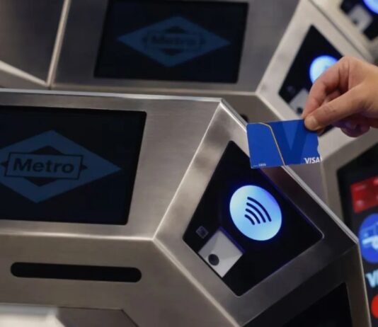 Los vecinos de Móstoles podrán pagar con tarjeta en los tornos del Metro desde el 1 de junio Los vecinos de Móstoles podrán pagar con tarjeta en los tornos del Metro desde el 1 de junio