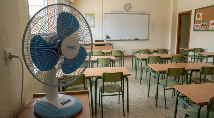 Los AMPAs de varios colegios de Móstoles protestan por el calor en las aulas: el Ayuntamiento da respuesta Los AMPAs de varios colegios de Móstoles protestan por el calor en las aulas: el Ayuntamiento da respuesta
