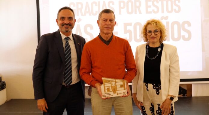 José Fernando Moreno, dueño de la MercerÃa y DroguerÃa David: «TenÃamos la licencia comercial número 4 de Móstoles» José Fernando Moreno, dueño de la MercerÃa y DroguerÃa David: «TenÃamos la licencia comercial número 4 de Móstoles»
