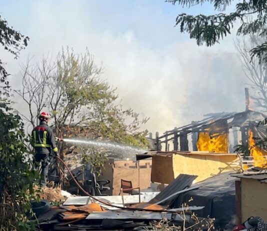 Incendio en Móstoles tras arder una zona de vegetación y basura junto a la urbanización Los Llanos Incendio en Móstoles tras arder una zona de vegetación y basura junto a la urbanización Los Llanos