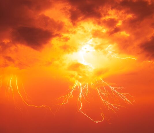 La AEMET activa la alerta naranja por calor y el aviso amarillo por tormentas en Móstoles La AEMET activa la alerta naranja por calor y el aviso amarillo por tormentas en Móstoles
