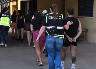 Desmantelada una casa-prostíbulo en Móstoles que explotaba a mujeres: hay 16 personas detenidas Desmantelada una casa-prostíbulo en Móstoles que explotaba a mujeres: hay 16 personas detenidas