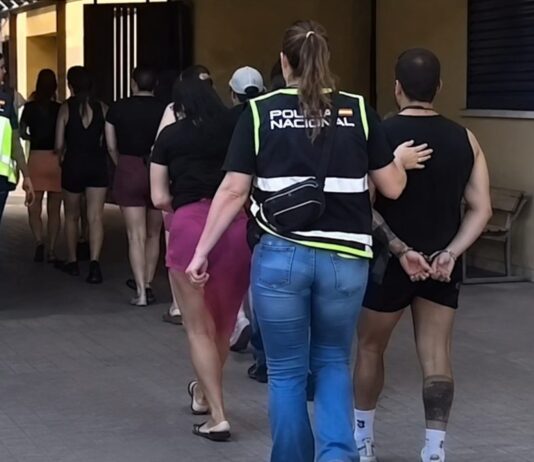 Desmantelada una casa-prostíbulo en Móstoles que explotaba a mujeres: hay 16 personas detenidas Desmantelada una casa-prostíbulo en Móstoles que explotaba a mujeres: hay 16 personas detenidas