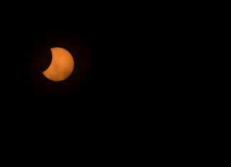 Así fue el primer eclipse solar en más de 100 años en Móstoles: sin totalidad y dejando la ciudad casi a oscuras Así fue el primer eclipse solar en más de 100 años en Móstoles: sin totalidad y dejando la ciudad casi a oscuras