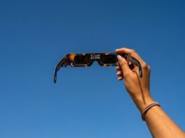 Alerta médica por el eclipse solar: el aviso del Hospital de Móstoles sobre el peligro para los ojos Alerta médica por el eclipse solar: el aviso del Hospital de Móstoles sobre el peligro para los ojos
