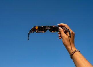Alerta médica por el eclipse solar: el aviso del Hospital de Móstoles sobre el peligro para los ojos Alerta médica por el eclipse solar: el aviso del Hospital de Móstoles sobre el peligro para los ojos