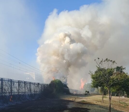 Un incendio en la C-5 corta la circulación de trenes durante una hora: así afectó a los vecinos de Móstoles Un incendio en la C-5 corta la circulación de trenes durante una hora: así afectó a los vecinos de Móstoles