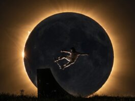 El skater de Móstoles, Danny León, deja una imagen para la historia con un truco durante el eclipse solar El skater de Móstoles, Danny León, deja una imagen para la historia con un truco durante el eclipse solar