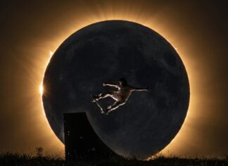 El skater de Móstoles, Danny León, deja una imagen para la historia con un truco durante el eclipse solar El skater de Móstoles, Danny León, deja una imagen para la historia con un truco durante el eclipse solar