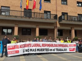 Decenas de personas protestan en Móstoles por la muerte de un trabajador tras precipitarse al vacÃo Decenas de personas protestan en Móstoles por la muerte de un trabajador tras precipitarse al vacÃo