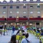 La ciudad vivió los días grandes de las Fiestas entre conciertos y actos solemnes y respetando las medidas contra el virus. Fin de semana de emoción y festejos en Móstoles.  Móstoles ha vivido el fin de semana más importante de sus Fiestas Patronales. Lo cierto es que han sido unos días festivos diferentes debido a la pandemia, pero los mostoleños han dado muestra de ganas de celebración y de responsabilidad para cumplir con los protocolos. La emoción y los sentimientos a flor de piel fueron protagonistas en torno a la Patrona, la Virgen de los Santos. El Pregón de Fiestas de Móstoles a cargo de Félix Estaire fue el pistoletazo de salida, el inicio. La cita fue el viernes 10 de septiembre con el público asistente en sillas pareadas y respetando la distancia y el balcón bastante más vacío de lo habitual. Fin de semana de emoción y festejos en Móstoles.  A partir de ese instante la Plaza del Pradillo y la Plaza del Sol fueron los escenarios en los que la música fue protagonista. En algunos casos como con el concierto de ‘Queen for Kids’ para el público familiar y en otros casos con tributos a figuras enormes d ela música como Raphael y Elvis. Los fuegos artificiales fue otro de los actos neurálgicos del fin de semana.  La Feria acogió el viernes 10 el segundo día del niño. Durante todo el fin de semana los actos solemenes en honor a la Patrona se han llevado buena parte de las miradas. En primer lugar, con la ofrenda floral que se llevó a cabo a lo largo de toda la jornada para evitar aglomeraciones. Después con la misa y la procesión del 12 de septiembre.   Las Fiestas de Móstoles se han podido realizar gracias, en primer lugar, a la responsabilidad de todos los vecinos en el cumplimiento de las normas. Pero, también, por el gran trabajo y esfuerzo de los servicios de limpieza y la policía. En este último caso la policía ha preservado la seguridad de todos también desde el aire mediante drones.    Hablando de drones, este 13 de septiembre las fiestas vivirán uno de los últimos actos con un espectáculo nocturno con drones en las pistas de atletismo de El Soto. La cita será a las 22:30.  Han sido miles los mostoleños que este fin de semana han vivido unas Fiestas de Móstoles diferentes pero especiales y con la misma alegría de siempre.