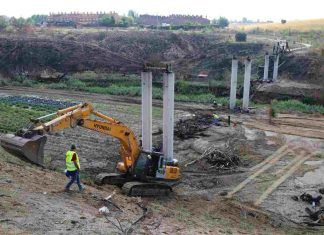 Están en marcha los trabajos de reconstrucción de la pasarela de Parque Coímbra de Móstoles