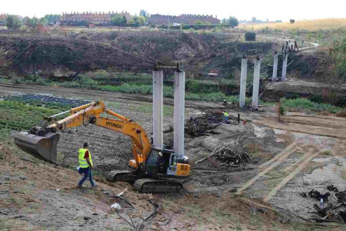 Están en marcha los trabajos de reconstrucción de la pasarela de Parque Coímbra de Móstoles