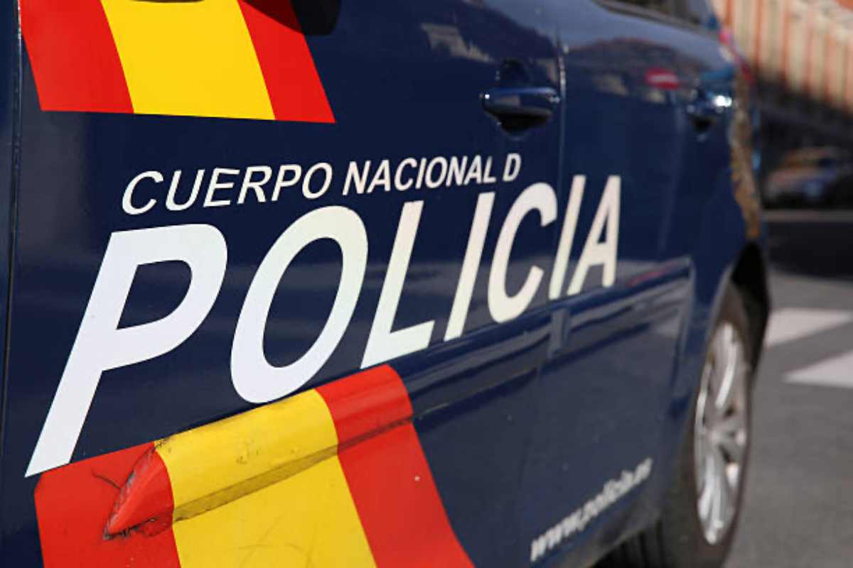 El objetivo era robar una cadena de oro que portaba la víctima. Detenidos tres hombres en Móstoles tras asaltar a una persona a la salida del metro.