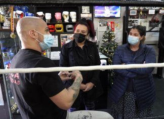 La Alcaldesa visita la Escuela de Boxeo César Cepeda de Móstoles