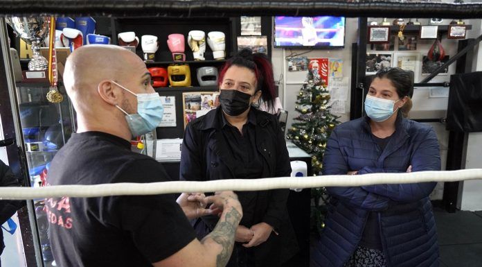 La Alcaldesa visita la Escuela de Boxeo César Cepeda de Móstoles